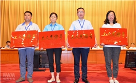 皖南電機(jī)魯雪紅上臺領(lǐng)獎 皖南電機(jī)魯雪紅上臺領(lǐng)獎