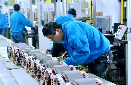 皖南電機(jī)線(xiàn)圈車(chē)間員工正在認(rèn)真工作