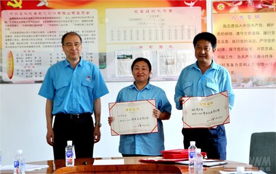 管兵向獲得榮譽的代表頒發(fā)榮譽證書1 管兵向獲得榮譽的代表頒發(fā)榮譽證書1