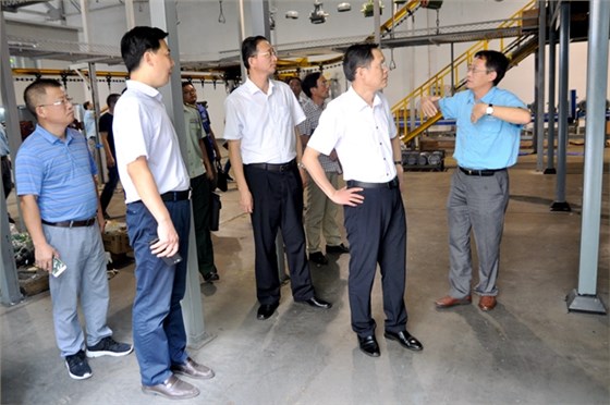 總經(jīng)理陳學鋒陪同耿書記在車間檢查 總經(jīng)理陳學鋒陪同耿書記在車間檢查