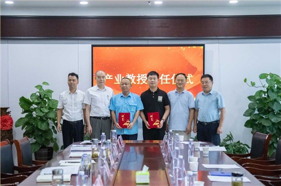 公司技術(shù)人才獲市工業(yè)學(xué)校“產(chǎn)業(yè)教授”聘書(shū) 公司技術(shù)人才獲市工業(yè)學(xué)校“產(chǎn)業(yè)教授”聘書(shū)