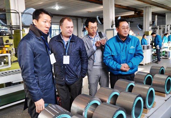 皖南電機:總經(jīng)理陳學(xué)鋒(右一)陪同客人在參觀自動流水線 皖南電機:總經(jīng)理陳學(xué)鋒(右一)陪同客人在參觀自動流水線