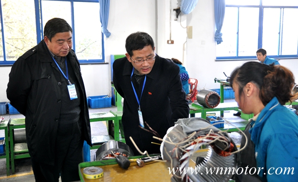 皖南電機(jī):專(zhuān)家組成員在生產(chǎn)現(xiàn)場(chǎng)查看 皖南電機(jī):專(zhuān)家組成員在生產(chǎn)現(xiàn)場(chǎng)查看