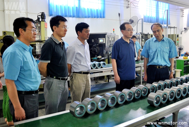 管兵副董事長在向宋志明副司長介紹公司的產(chǎn)品 管兵副董事長在向宋志明副司長介紹公司的產(chǎn)品