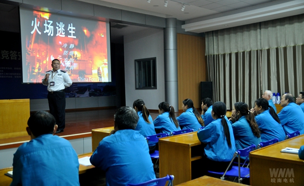 馬教官在講授火場逃生方法 馬教官在講授火場逃生方法
