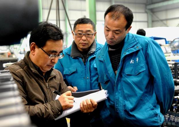 審核專家在皖南電機生產現(xiàn)場審核 審核專家在皖南電機生產現(xiàn)場審核