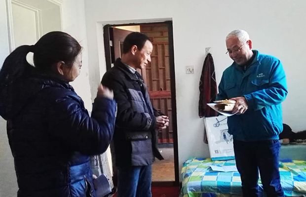 皖南電機(jī)工會主席將愛心捐款交給患病員工 皖南電機(jī)工會主席將愛心捐款交給患病員工